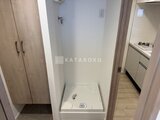 エルファーロ神宮前5 洗濯機置き場から見たキッチンと収納が隣接した間取り