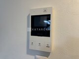エルファーロ神宮前5 インターホン付きのモニター機能を備えた玄関の壁面パネル