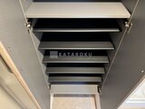 エルファーロ神宮前5 天井収納の中身が見える様子、整理整頓された棚板