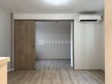 エルファーロ神宮前5 開放的なリビングダイニングと引き戸で仕切られた寝室スペース