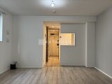 エルファーロ神宮前5 奥行きのあるリビングから廊下・キッチンへつながる間取りの様子