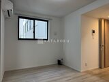 エルファーロ神宮前5 明るい窓から光が入る落ち着いたリビング空間