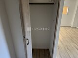 エルファーロ神宮前5 エレベーターホールから居室への玄関を見た様子