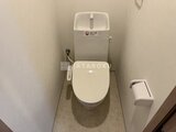 エルファーロ神宮前5 温水洗浄便座付きの清潔感のあるトイレ空間