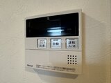 エルファーロ神宮前5 壁に取り付けたRinnalブランドの給湯器リモコン