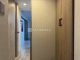 エルファーロ神宮前5 木目調ドアと白壁が並ぶ落ち着いた廊下の様子