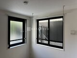 エルファーロ神宮前5 明るい印象の居間に設置された黒枠の窓と出入口