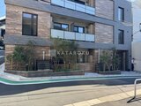アンキ神宮前 前面道路から見たモダンな外観と緑が調和したエントランス周辺