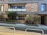アンキ神宮前 煉瓦貼りのモダンな外観と緑を配置した落ち着いたエントランス