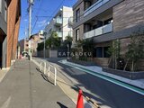 アンキ神宮前 前面道路から見た建物外観と周辺街並みの様子