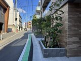 アンキ神宮前 緑を配置した開放的なアプローチから見た建物周辺の様子