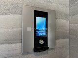 アンキ神宮前 スマートロックと画面表示を備えた玄関ドアの様子