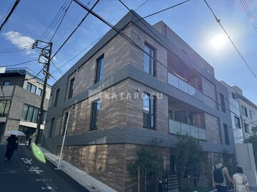 アンキ神宮前 落ち着いた色合いのタイル張りが特徴的な建物の外観