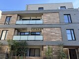 アンキ神宮前 前面道路から見たモダンな建物外観