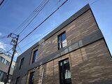 アンキ神宮前 木調のモダンな外壁が印象的な建物の外観
