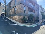 アンキ神宮前 角地に建つモダンな外観の建物を前面道路から見た様子