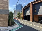 アンキ神宮前 現代的な建物が立ち並ぶ街並みと青空が広がる外観