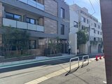 アンキ神宮前 緑を配したモダンなエントランスアプローチと建物外観