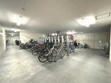 大崎ウエストシティタワーズ 駐輪場内。