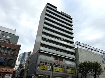 コンフォリア亀戸サウス 前面道路から見た落ち着いた印象の建物外観